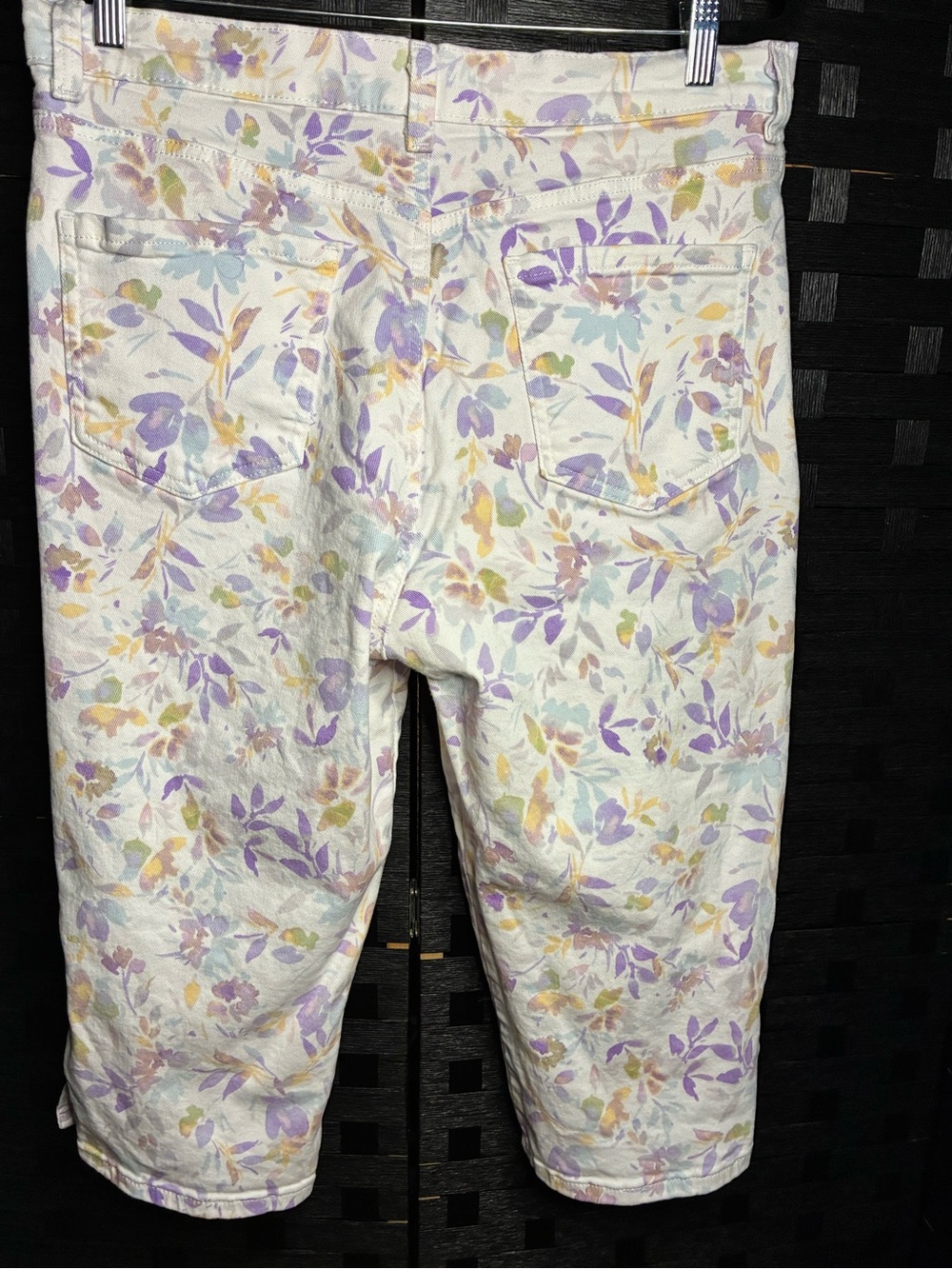 Gloria Vanderbilt White Floral Capris with Lavender and Yellow Print - Picture 2 of 3